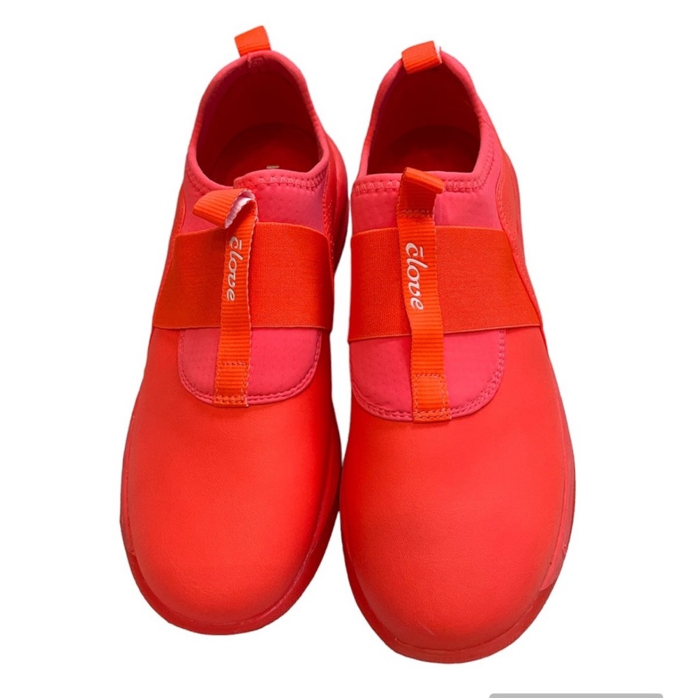‼️SOLD‼️ Clove “Limited Edition Solo Fiery Coral”  in a size 9 !!
